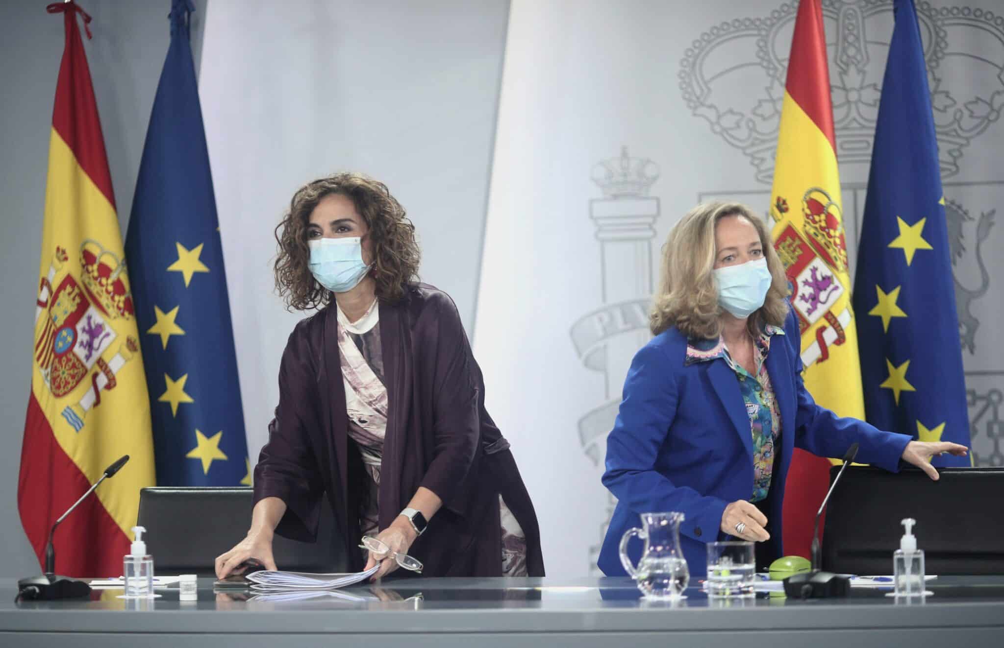 La ministra Hacienda y Función Pública, María Jesús Montero, y la vicepresidenta y ministra de Asuntos Económicos y Digitalización, Nadia Calviño, en una rueda de prensa.