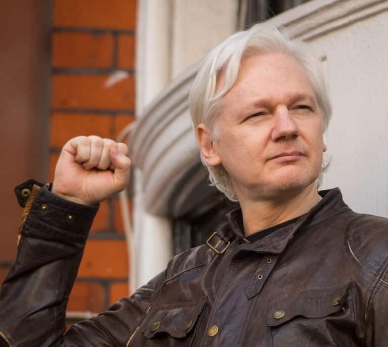 Reino Unido ordena la extradición de Julian Assange a EEUU