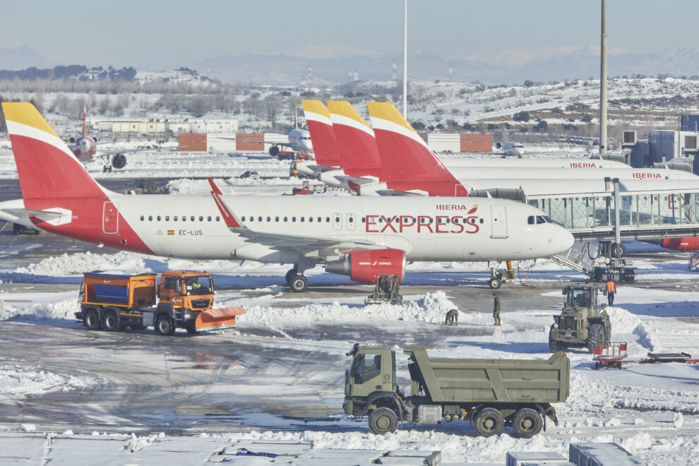Excavadoras de la UME trabajan para quitar la nieve y el hielo de la pista del aeropuerto Madrid-tras el paso de Filomena en 2021.