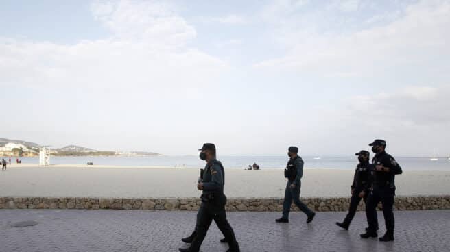 Controles policiales en terrazas de bares y restaurantes de Palma de Mallorca con motivo de la desescalada