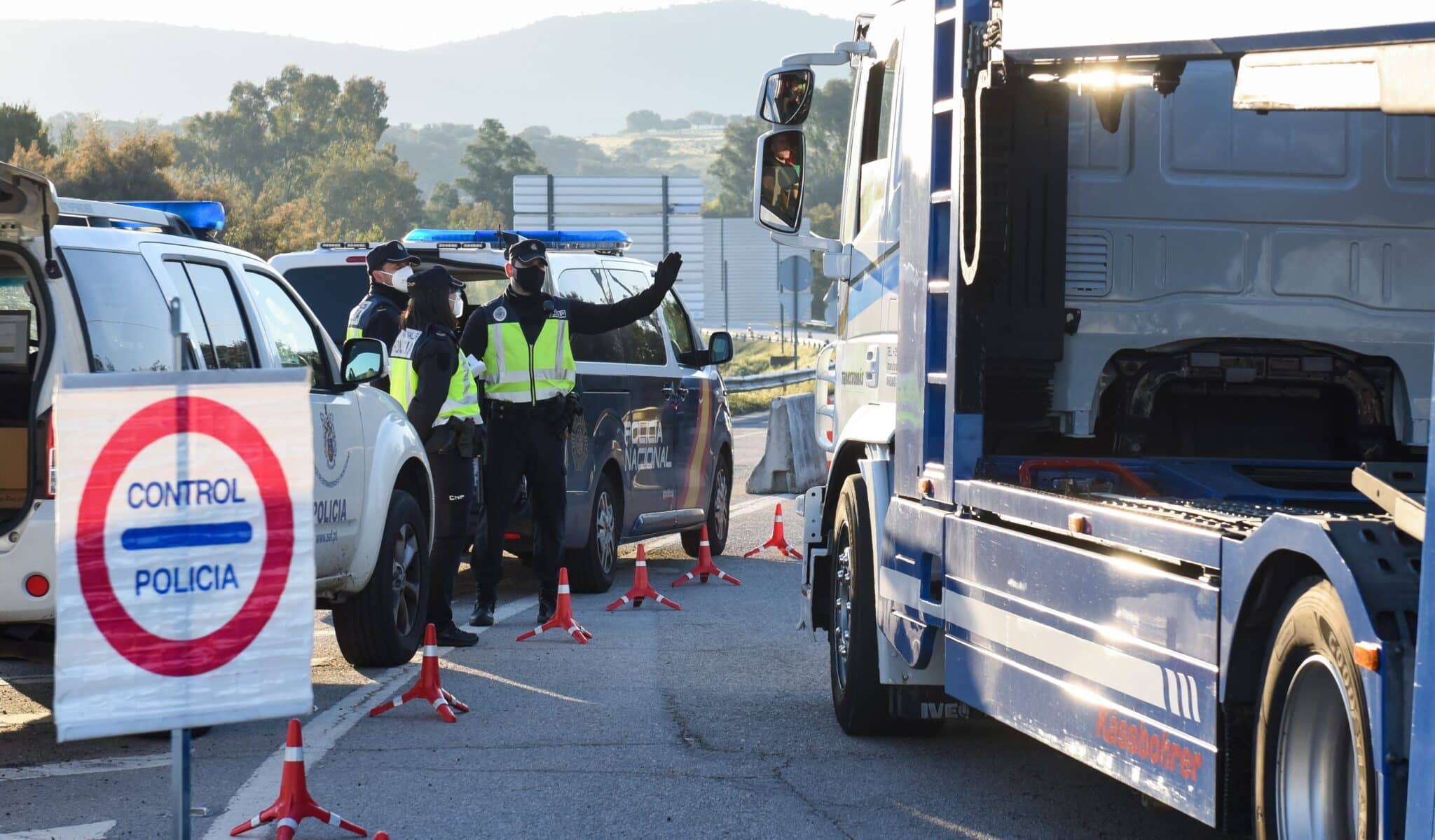 Policías nacionales, en un control cerca de la frontera con Portugal durante la pandemia.