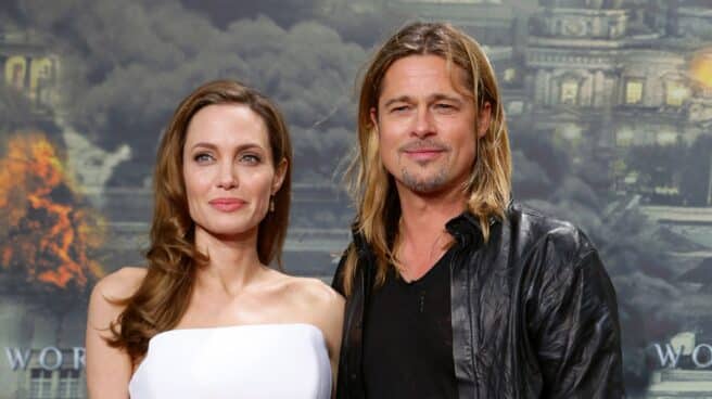 Brad Pitt y Angelina Jolie, actores estadounidenses de Hollywood, posando juntos