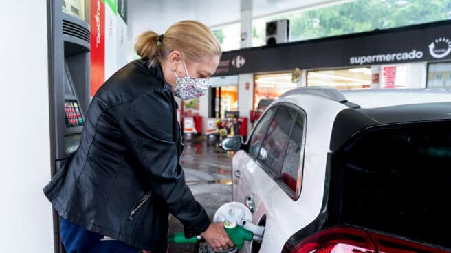 Una mujer pone gasolina a su vehículo en una gasolinera en Madrid
