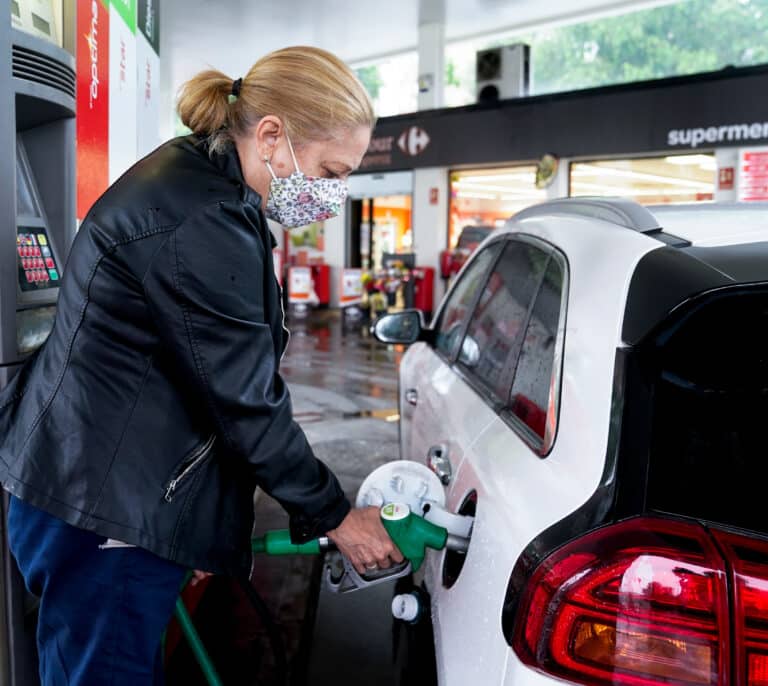 Los economistas alertan de que la bajada de la luz y la gasolina beneficiará más a las rentas altas y no frenará el consumo