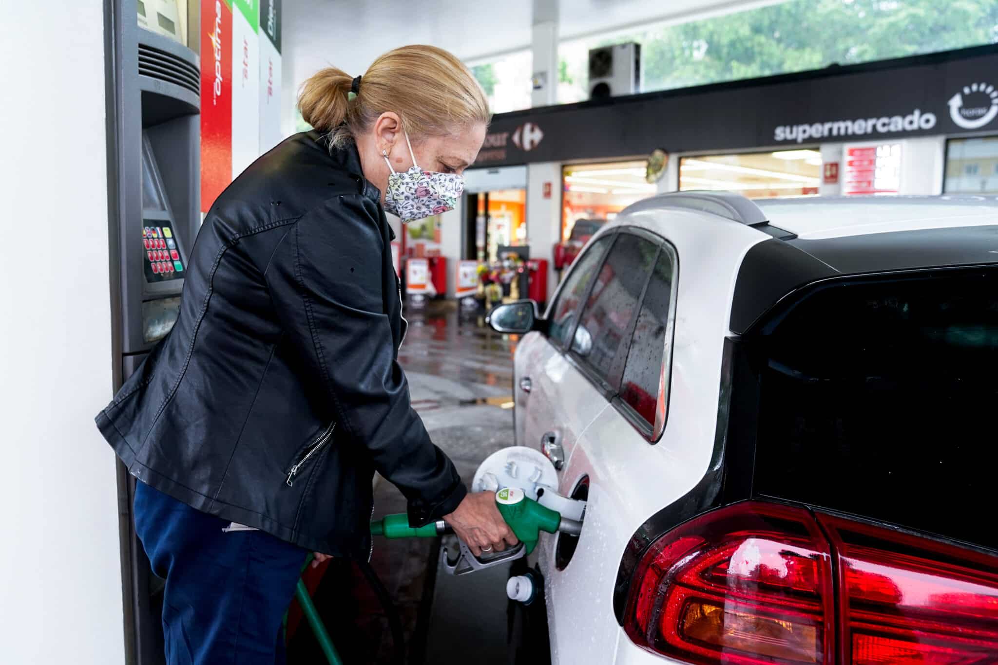 Una mujer pone gasolina a su vehículo en una gasolinera en Madrid