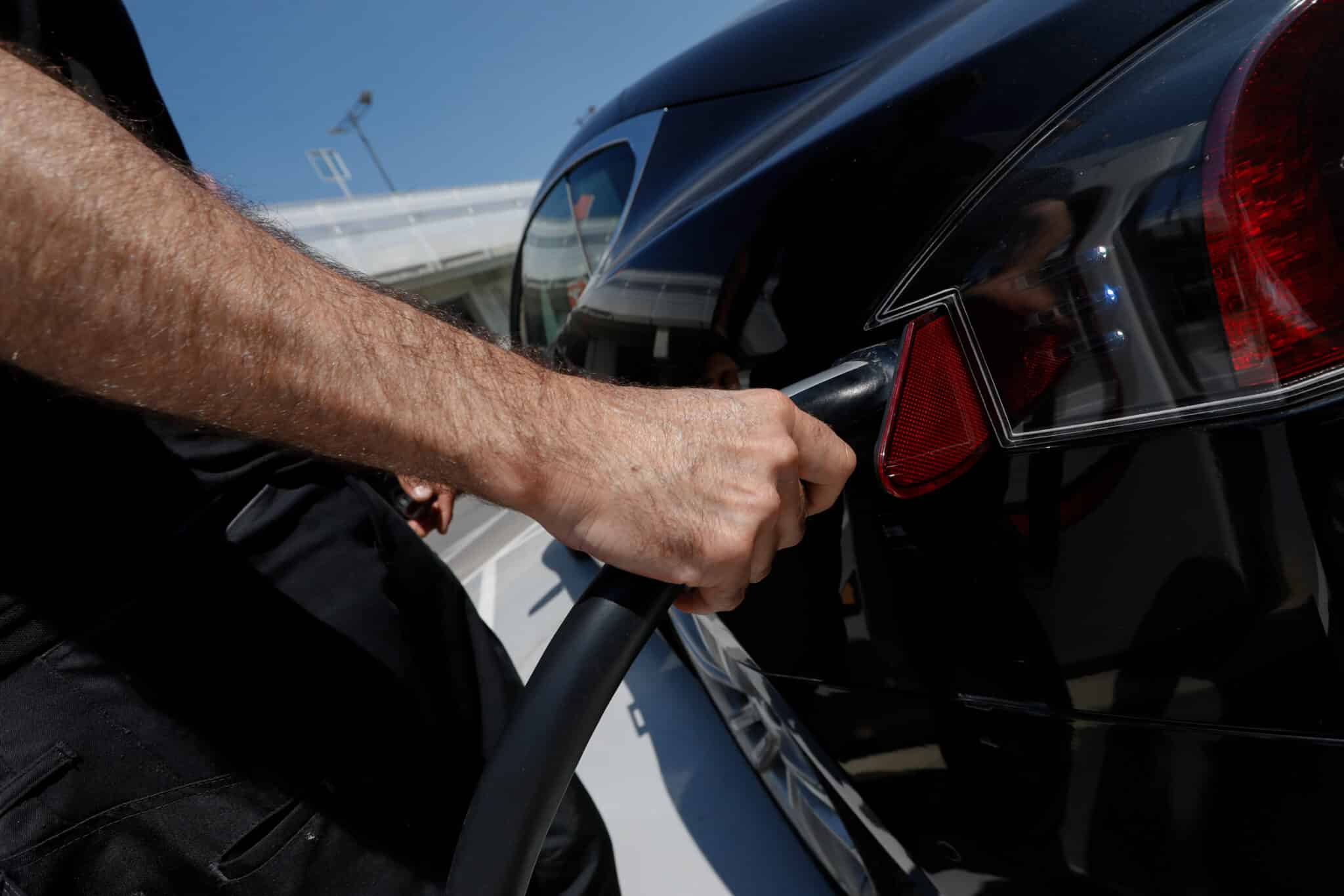 El futuro del coche eléctrico se debate entre los aranceles a China y el descenso de ventas