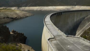 Las eléctricas tiran del agua para generar electricidad el día del estreno del tope del gas