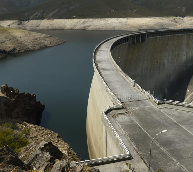 Las eléctricas tiran del agua para generar electricidad el día del estreno del tope del gas