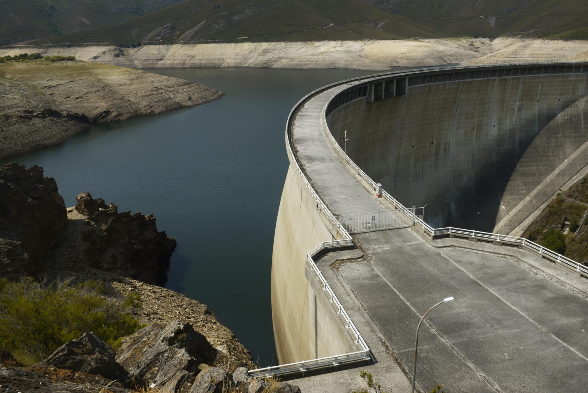 ista general de la carretera sobre el estado del embalse de Portas en la cuenca Miño-Sil, a 24 de agosto de 2021, en Galicia