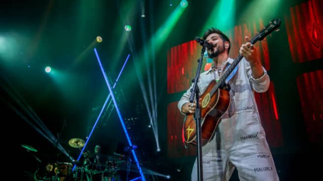Camilo desborda Madrid a ritmo de optimismo y pide a su público que guarden los móviles: "¿Nos regalamos este momento? El cantante Camilo, durante un concierto en el WiZink Center