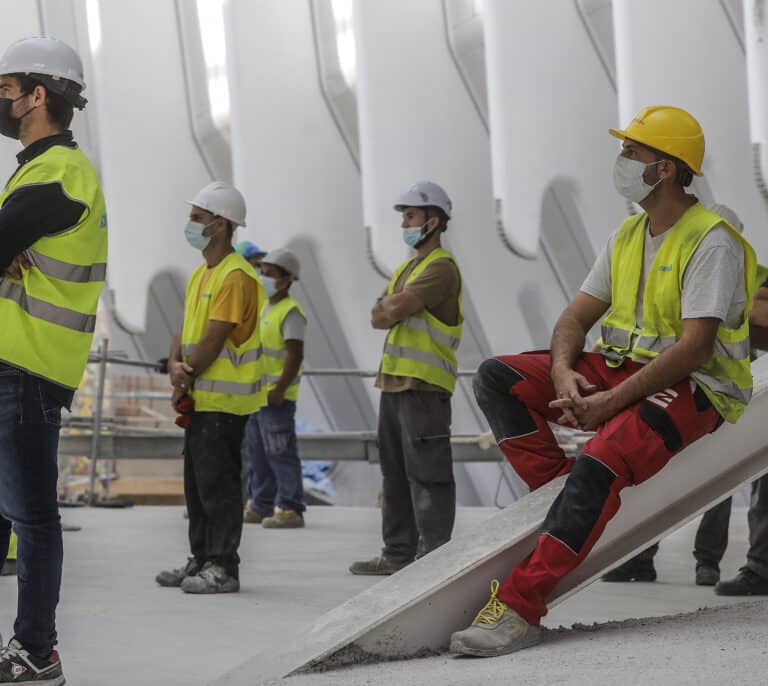 Cada día dos personas mueren por accidente laboral en España, un 18% más que en 2021