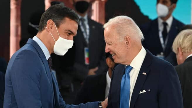 El presidente del Gobierno, Pedro Sánchez (i), conversa con el presidente de Estados Unidos, Joe Biden (d)
