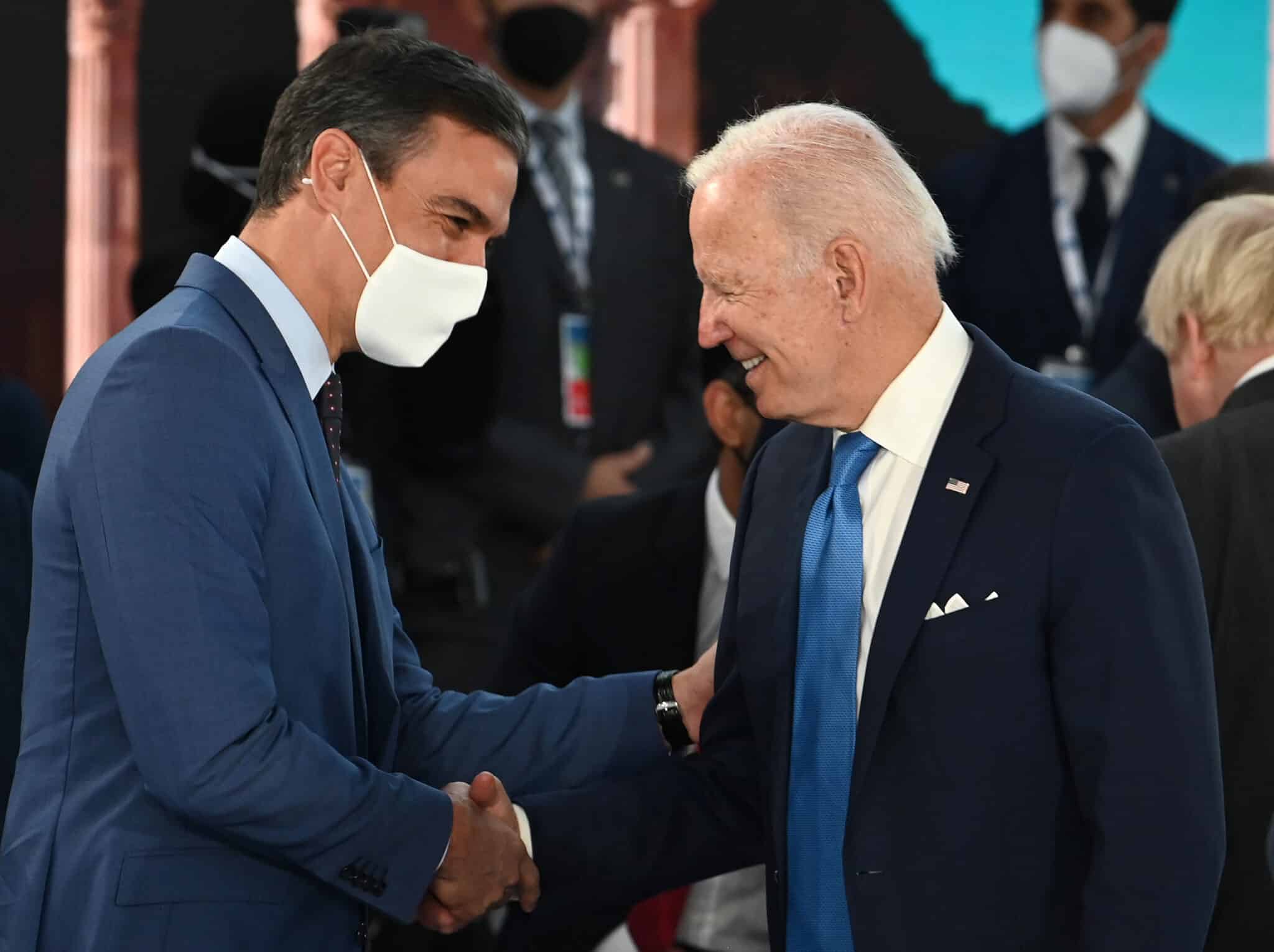 El presidente del Gobierno, Pedro Sánchez (i), conversa con el presidente de Estados Unidos, Joe Biden (d)