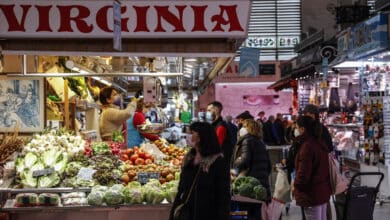 El consumo se contrae: los españoles reducen el gasto en alimentos, bares y transporte