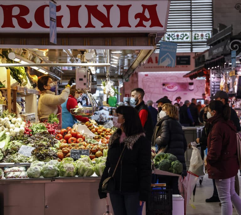 El consumo se contrae: los españoles reducen el gasto en alimentos, bares y transporte
