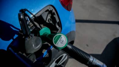 Nuevo récord de la gasolina a más de 2 euros pese al descuento del Gobierno