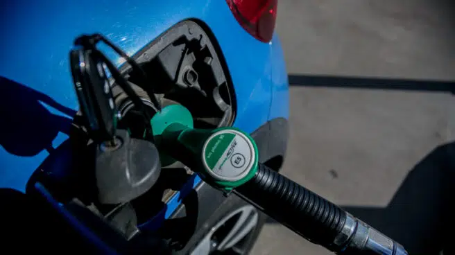 Nuevo récord de la gasolina a más de 2 euros pese al descuento del Gobierno