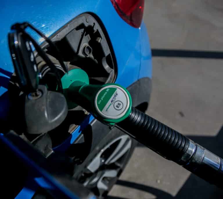 Nuevo récord de la gasolina a más de 2 euros pese al descuento del Gobierno