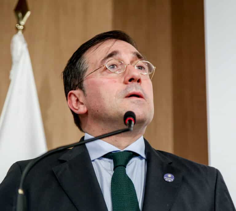 Malestar en Exteriores: "Albares es el hazmerreír de Europa"