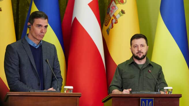 Sánchez traslada a Zelenski el apoyo de España a la entrada de Ucrania en la UE El primer ministro español Pedro Sánchez, el presidente ucraniano Volodymyr Zelensky