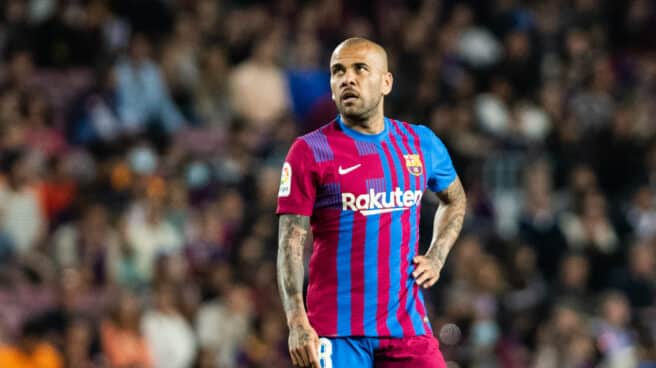 Dani Alves del FC Barcelona en acción durante el partido de la Liga, partido de fútbol jugado entre el FC Barcelona y el RCD Mallorca en el estadio Camp Nou el 1 de mayo de 2022, en Barcelona, España.