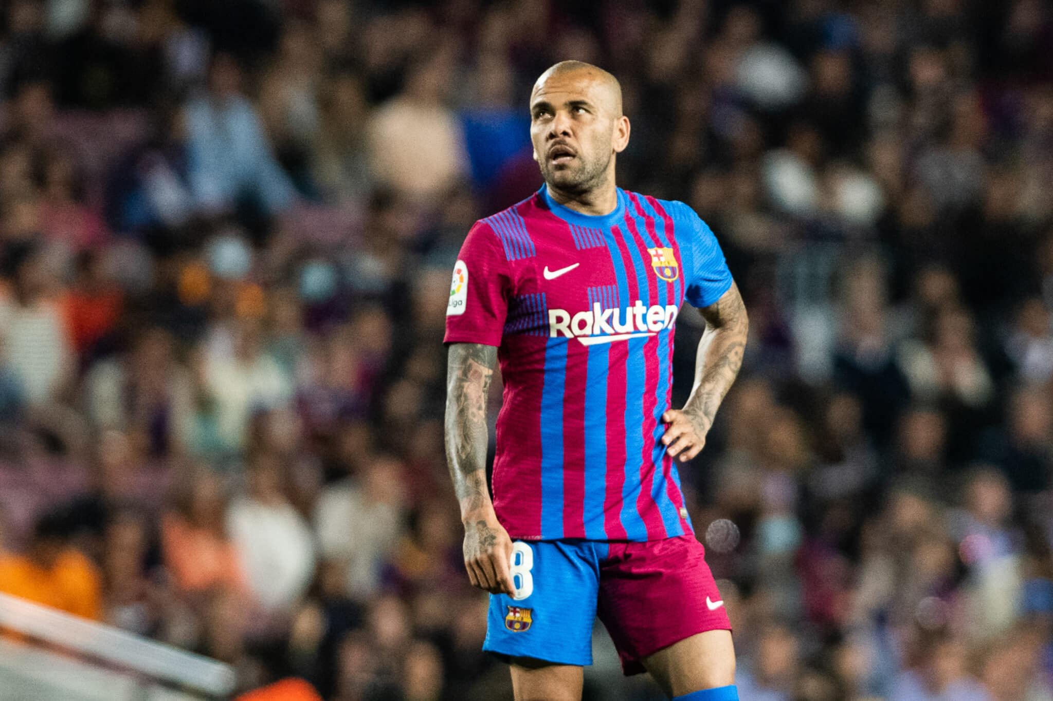 Dani Alves del FC Barcelona en acción durante el partido de la Liga, partido de fútbol jugado entre el FC Barcelona y el RCD Mallorca en el estadio Camp Nou el 1 de mayo de 2022, en Barcelona, España.