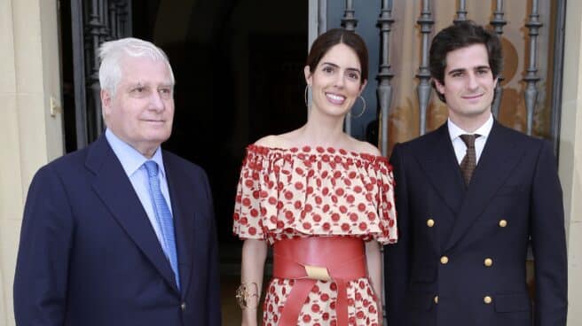 El Duque de Alba y los Duques de Huéscar a su llegada a La Maestranzaes El duque de Alba y sus hijos