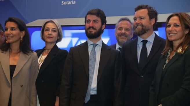 El vicepresidente de la Junta de Castilla y León, Juan García-Gallardo (c), posa en un desayuno informativo de Nueva Economía Fórum