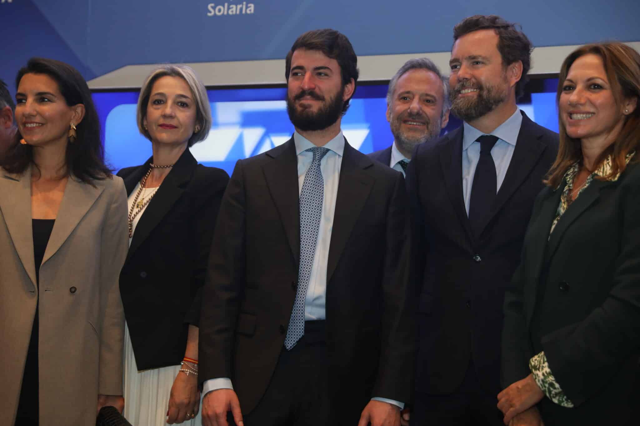 El vicepresidente de la Junta de Castilla y León, Juan García-Gallardo (c), posa en un desayuno informativo de Nueva Economía Fórum