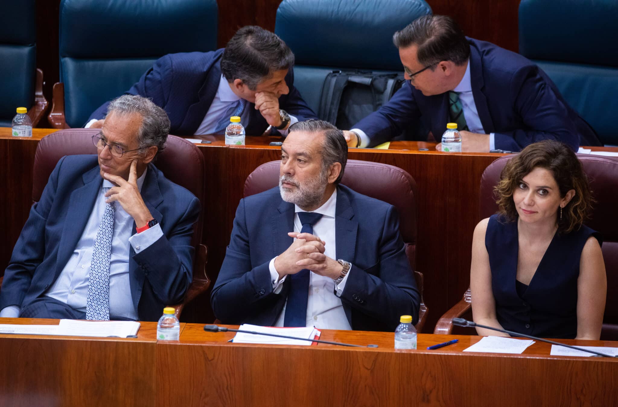 La presidenta de la Comunidad de Madrid, Isabel Díaz Ayuso, junto a Enrique Ossorio (i), y el consejero de Justicia Enrique López (c).