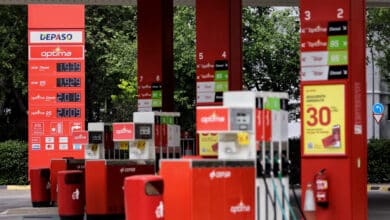 El nuevo récord del precio de la gasolina 'engulle' la ayuda de 20 céntimos del Gobierno