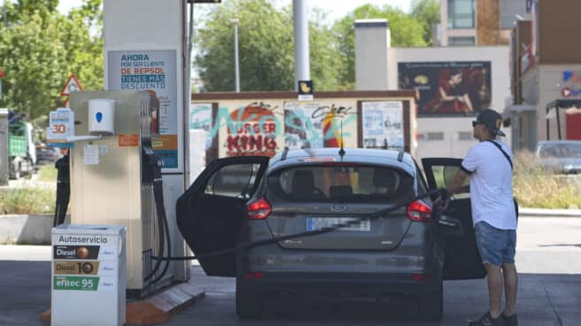 Un hombre reposta en una gasolinera, a 13 de mayo de 2022, en Madrid