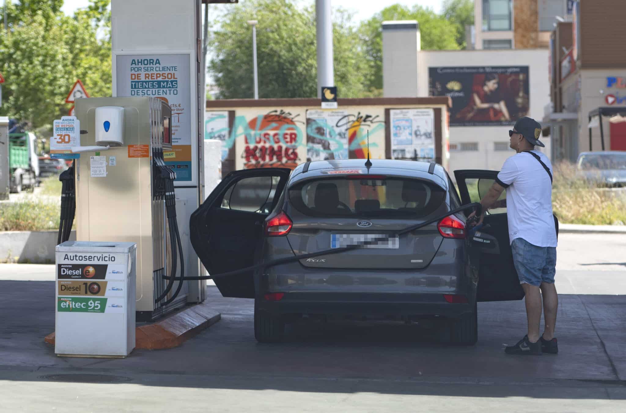 Un hombre reposta en una gasolinera, a 13 de mayo de 2022, en Madrid