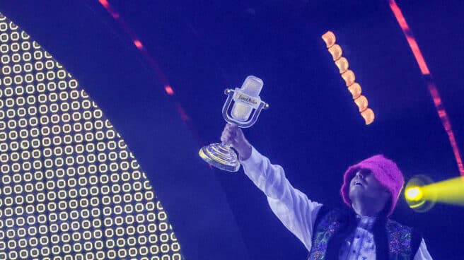 Kalush Orchestra, ganadores de Eurovisión 2022 en Turín, alzando su premio, el micrófono de cristal