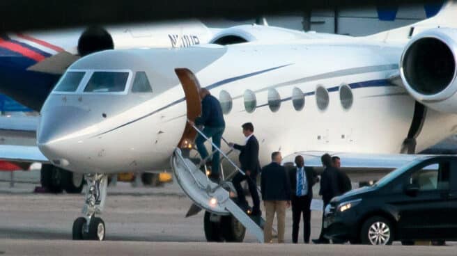 El rey emérito sube al jet con dirección a Abu Dabi tras su visita a España en mayo pasado.