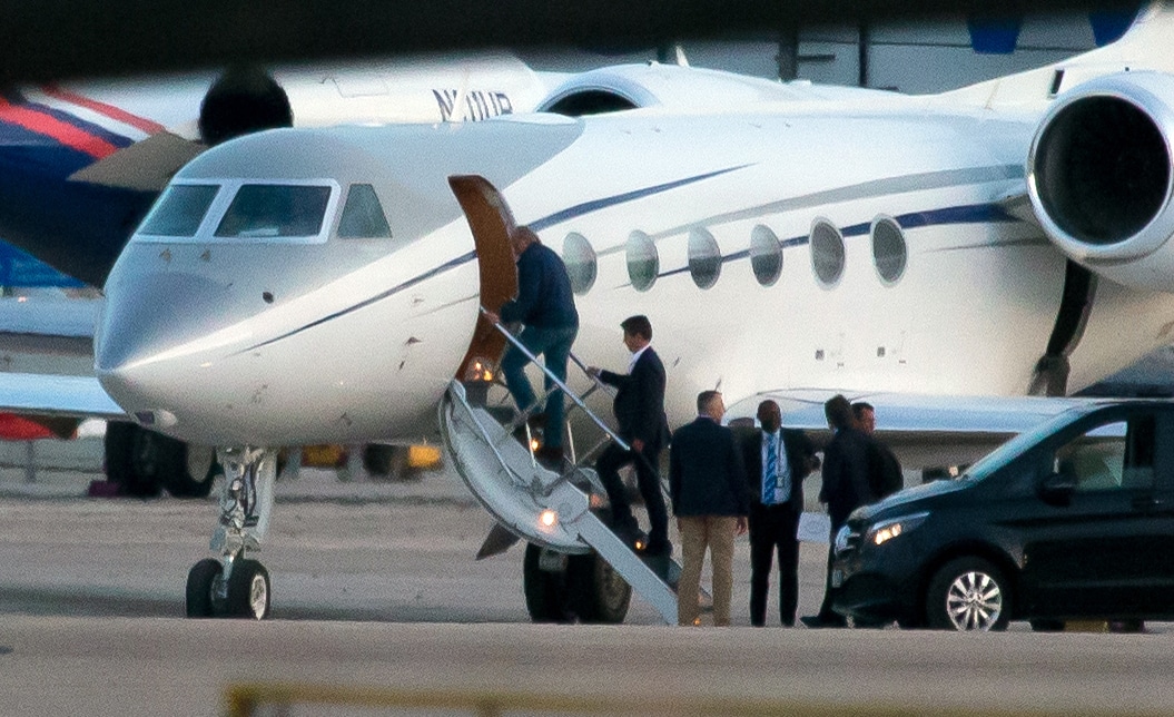 El rey emérito sube al jet con dirección a Abu Dabi tras su visita a España en mayo pasado.