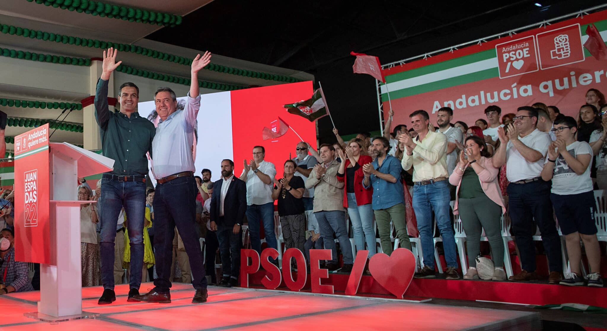 Pedro Sánchez, arropando a Juan Espadas en uno de los actos organizados por el PSOE-A.