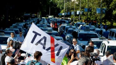 El Taxi se moviliza contra Ayuso por el 'traje a medida' que ultima para los VTC en Madrid