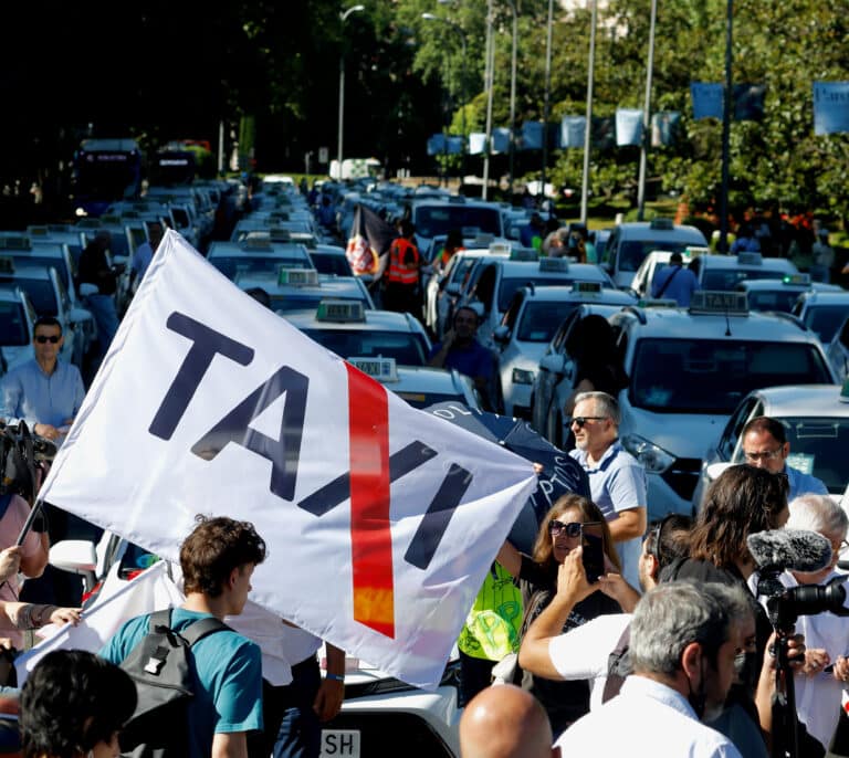 El Taxi se moviliza contra Ayuso por el 'traje a medida' que ultima para los VTC en Madrid