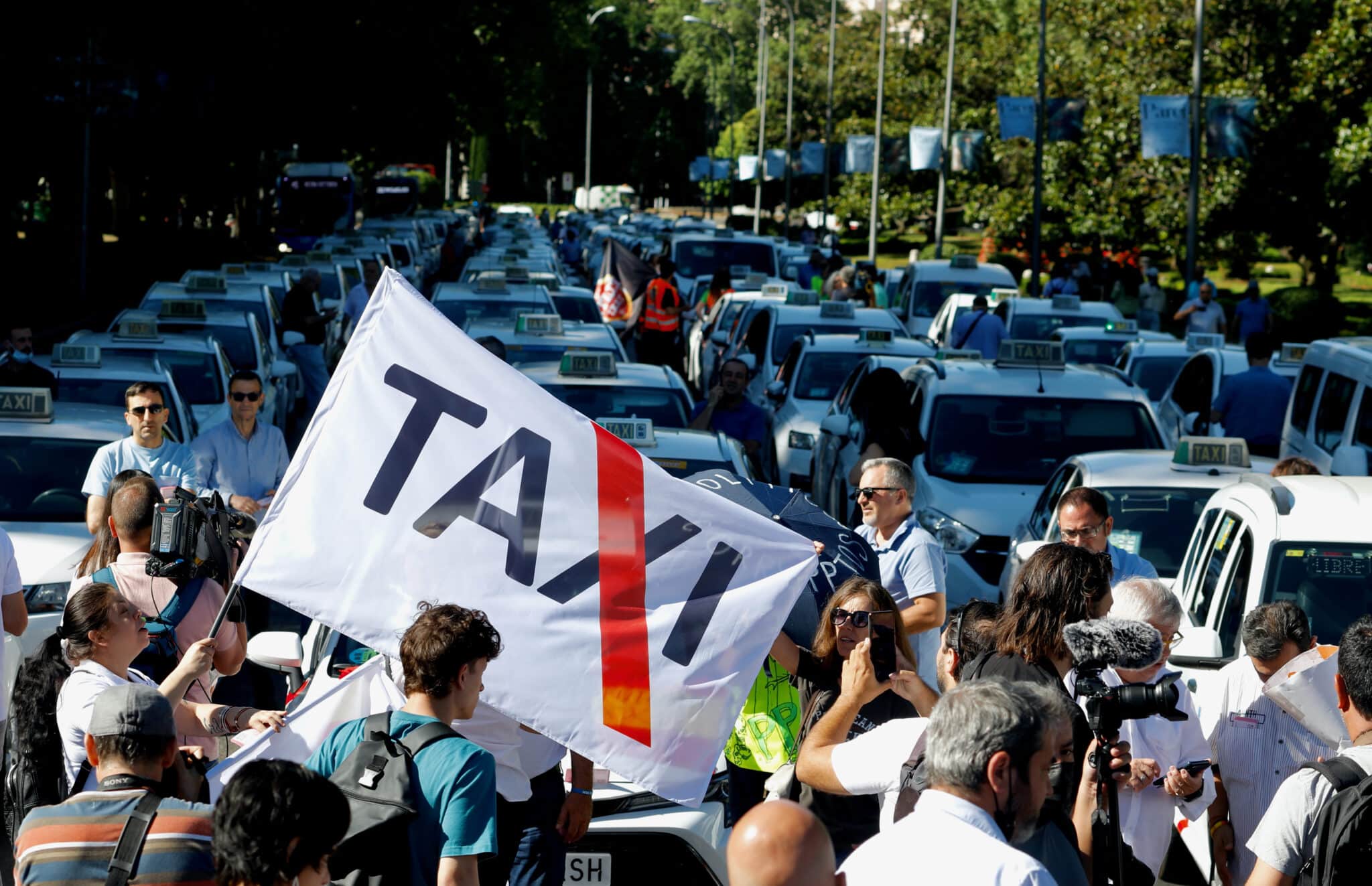El Taxi se moviliza contra Ayuso por el 'traje a medida' que ultima para los VTC en Madrid