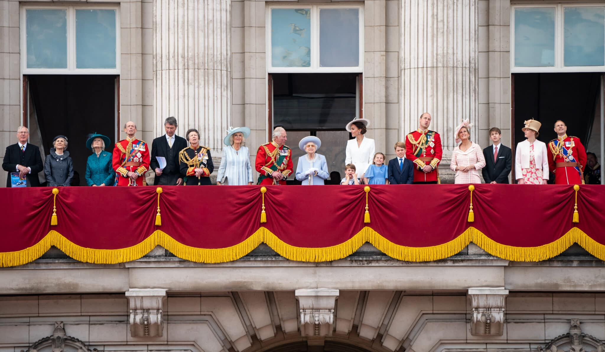 La reina Isabel II en el balcón, rodeada de su familia, en el día de su Jubileo Platino, cuando cumple 70 años en el trono de Inglaterra