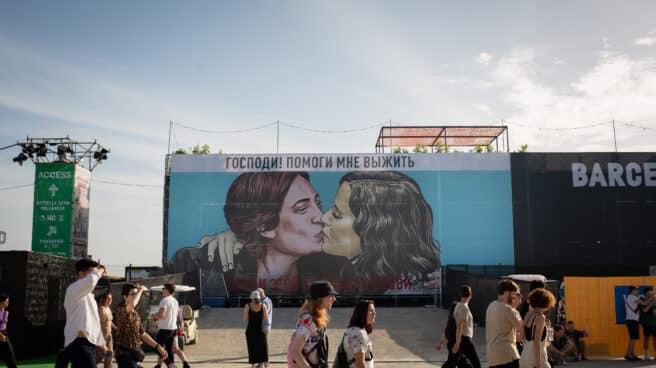 Una pancarta de la presidenta de la Comunidad de Madrid, Isabel Díaz Ayuso (d), dándose un beso con la alcaldesa de Barcelona, Ada Colau (i), durante la primera jornada del Festival Primavera Sound Barcelona