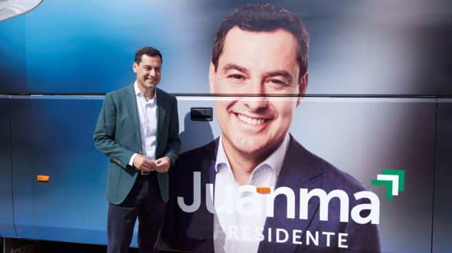 El candidato del Partido Popular a la Presidencia de la Junta de Andalucía, Juanma Moreno, este viernes junto al autobús de la caravana.