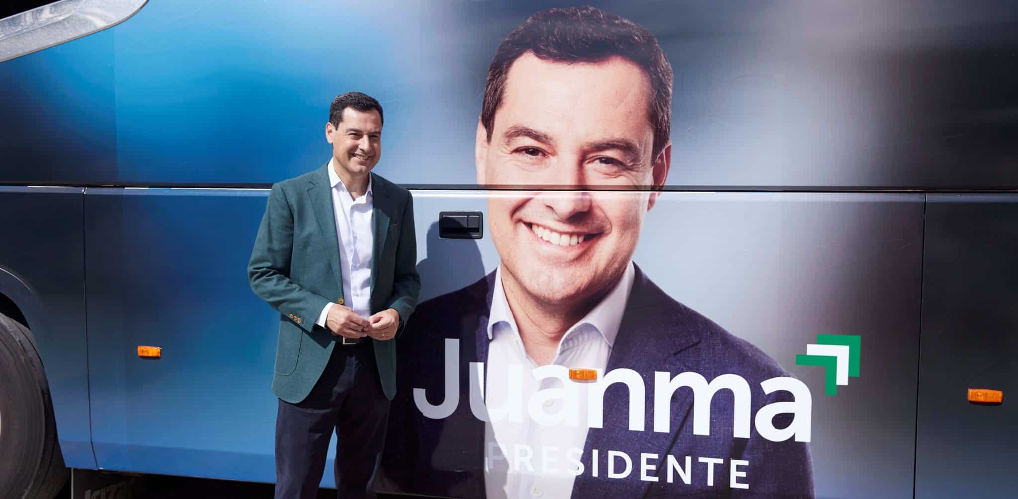 El candidato del Partido Popular a la Presidencia de la Junta de Andalucía, Juanma Moreno, este viernes junto al autobús de la caravana.