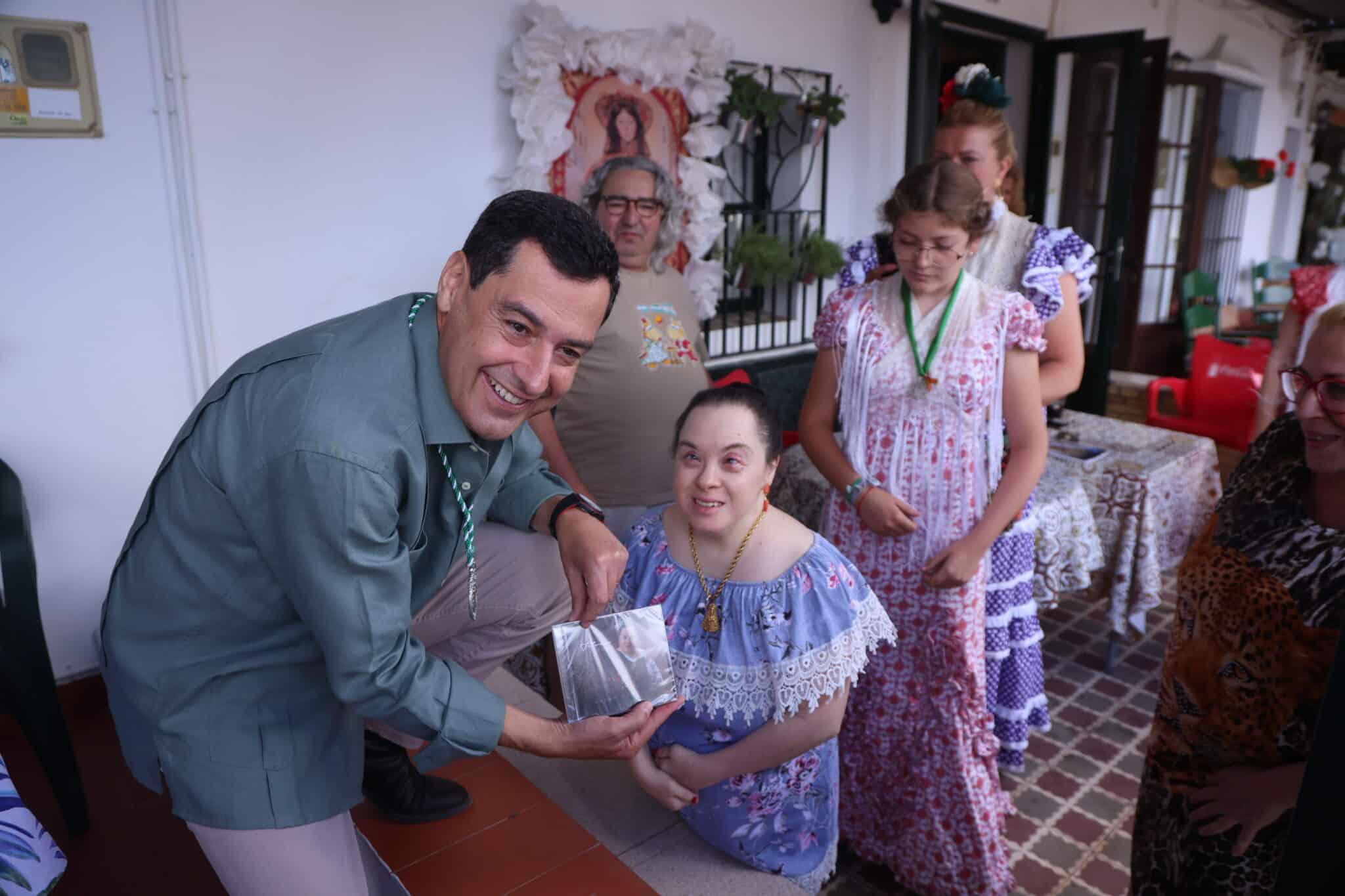 El presidente de la Junta de Andalucía, Juanma Moreno en su visita a las hermandades de la Romería del Rocío