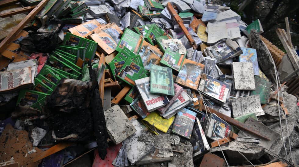 Libros entre los escombros de una escuela atacada con misiles en Járkov