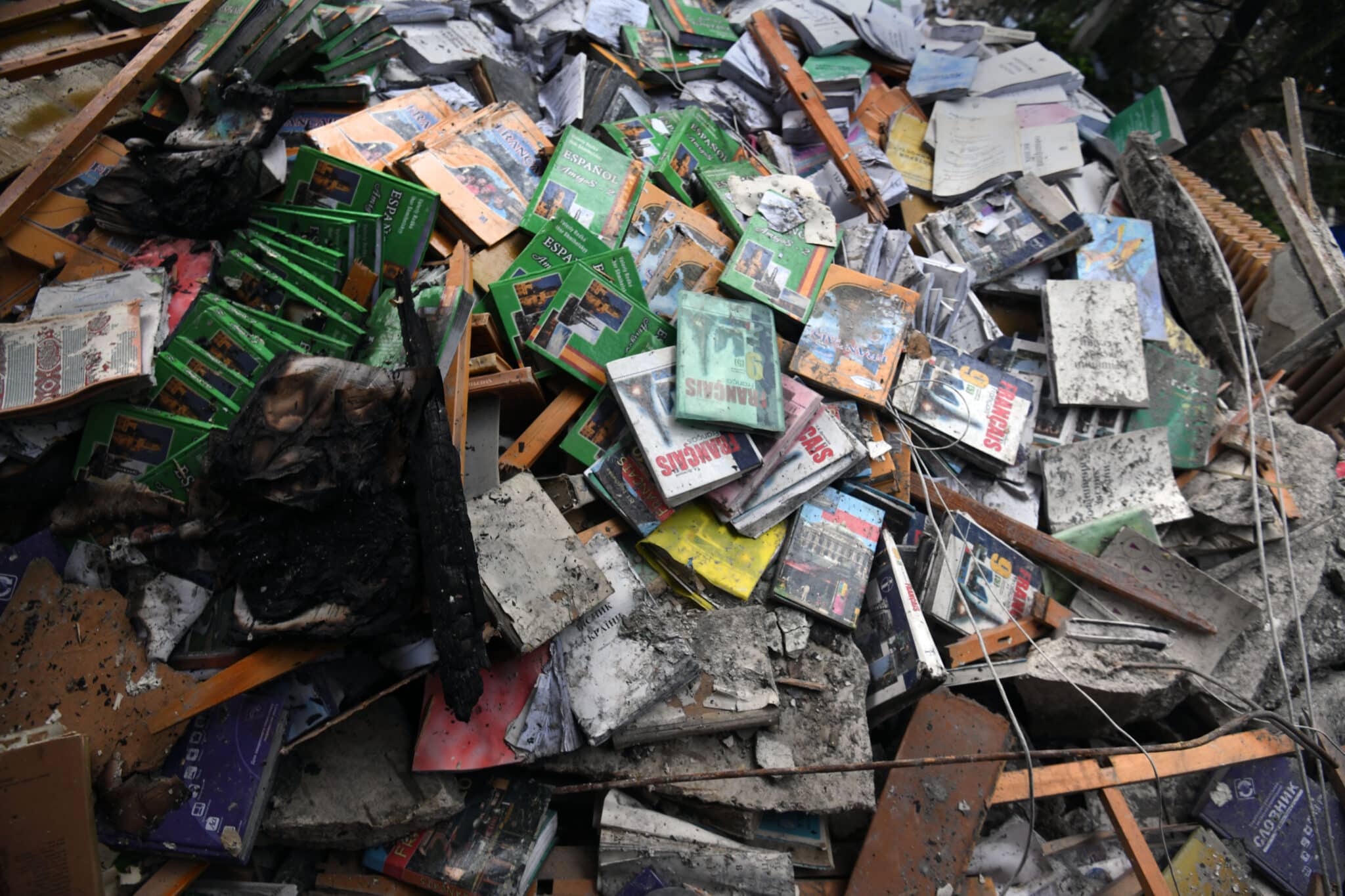Libros entre los escombros de una escuela atacada con misiles en Járkov