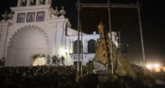 La procesión de la Virgen del Rocío suspendida por una rotura en el paso