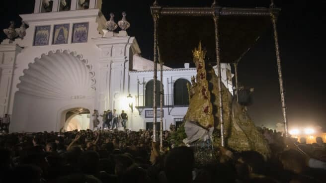 La Virgen del Rocío retorna al Santuario tras la decisión, de la Hermandad Matriz de Almonte, de suspender la procesión La Virgen del Rocío retorna al Santuario tras la decisión, de la Hermandad Matriz de Almonte, de suspender la procesión