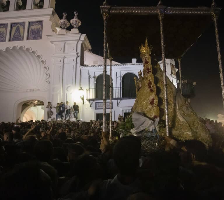 La procesión de la Virgen del Rocío suspendida por una rotura en el paso